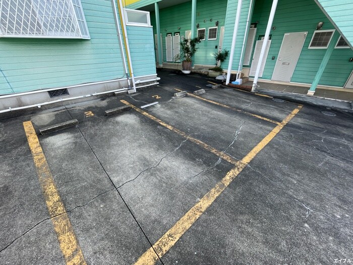 物件外観写真3　(駐車場)