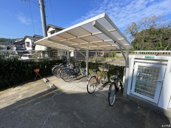 物件外観写真4　(駐輪場)