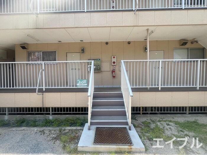物件外観写真6　(エントランス部分)
