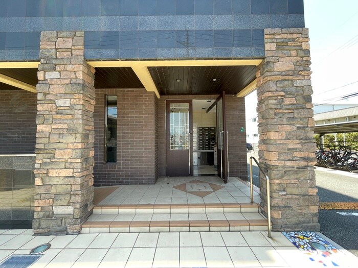 物件外観写真4　(エントランス部分)