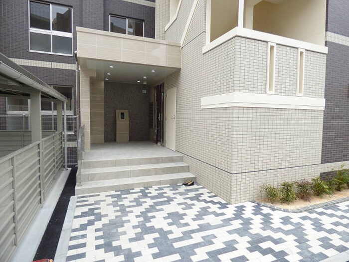 物件外観写真2　(エントランス部分)