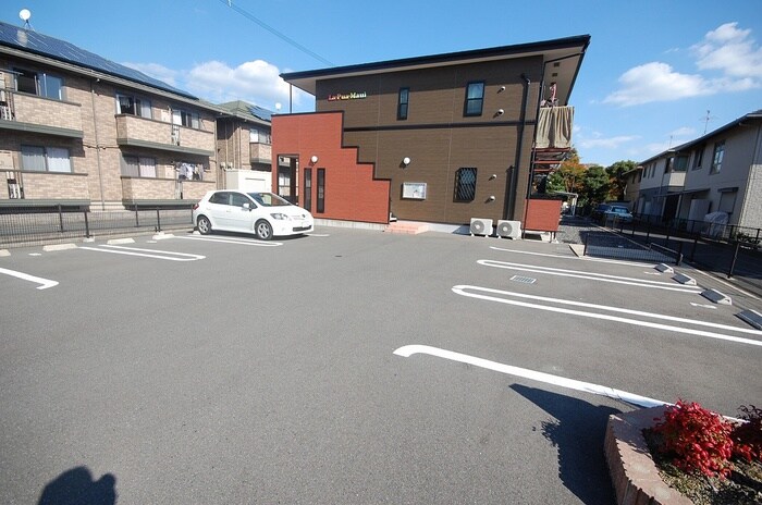 物件外観写真2　(駐車場)