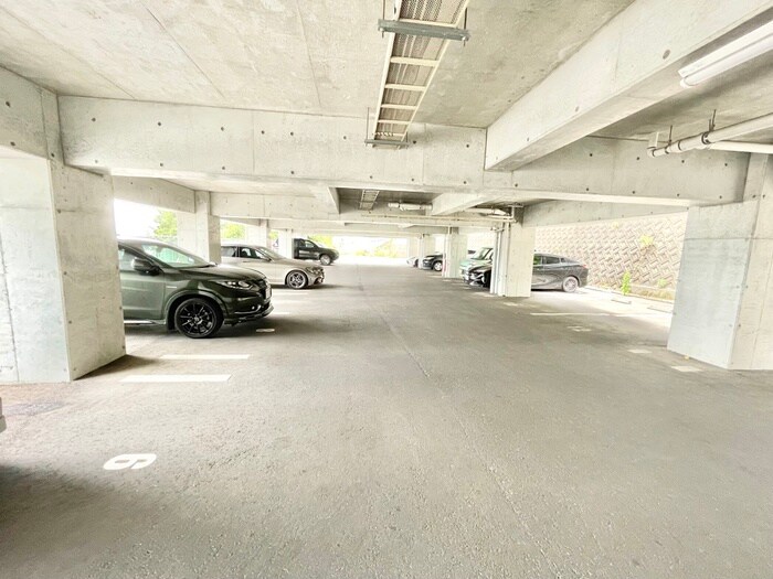 物件外観写真2　(駐車場)