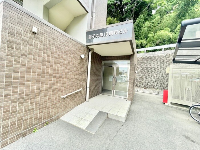 物件外観写真4　(エントランス部分)