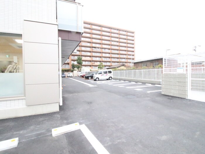 物件外観写真3　(駐車場)