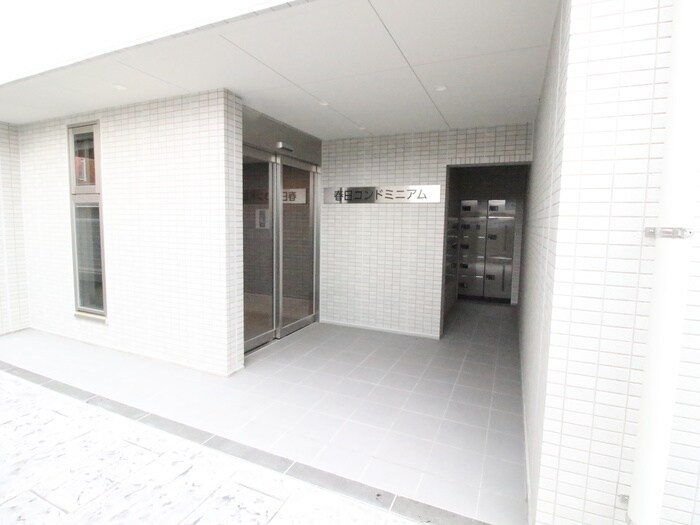 物件外観写真4　(エントランス部分)