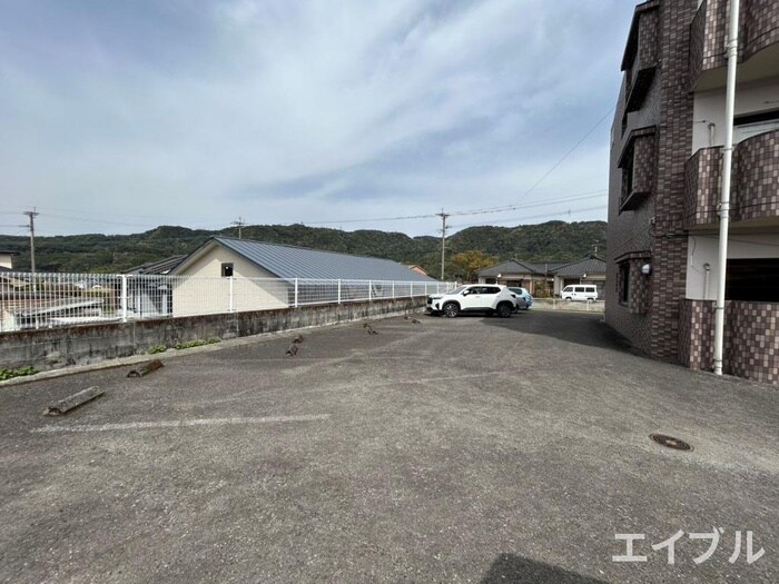 物件外観写真4　(駐車場)