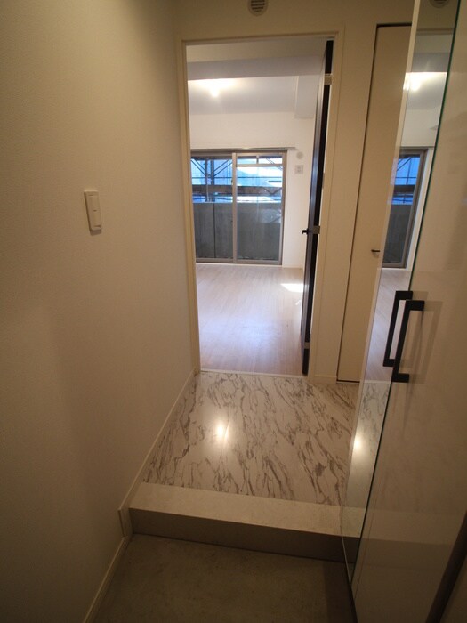 物件内観写真5　(玄関)