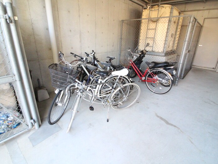 物件外観写真4　(駐輪場)