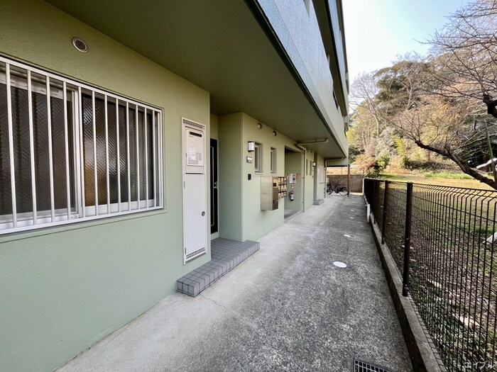 物件外観写真3　(エントランス部分)