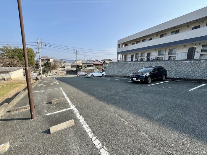 物件外観写真4　(駐車場)