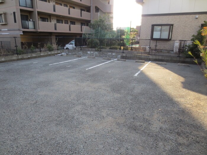 物件外観写真2　(駐車場)