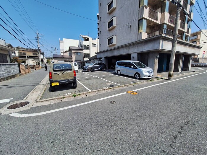 物件外観写真3　(駐車場)