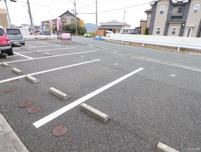 物件外観写真4　(駐車場)