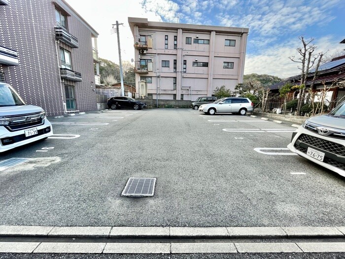 物件外観写真2　(駐車場)