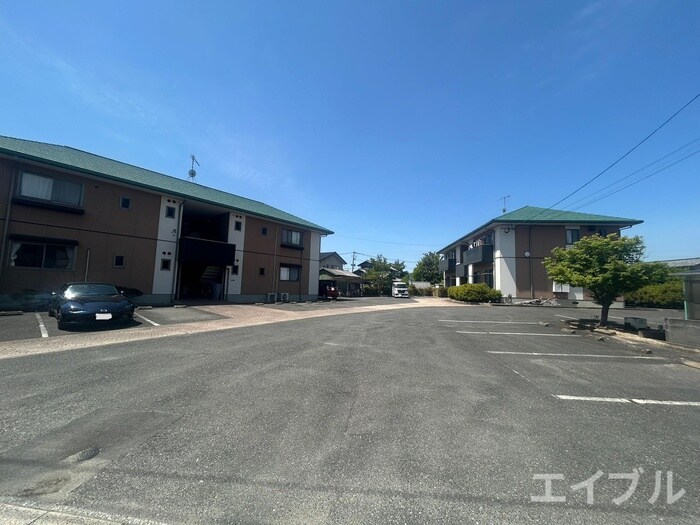 物件外観写真3　(駐車場)