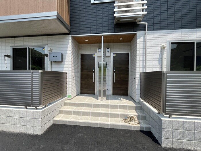 物件外観写真4　(エントランス部分)