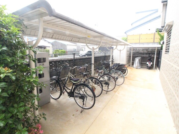 物件外観写真5　(駐輪場)