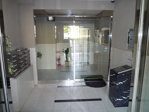 物件外観写真2　(エントランス部分)