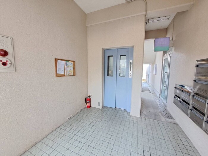 物件外観写真4　(エントランス部分)