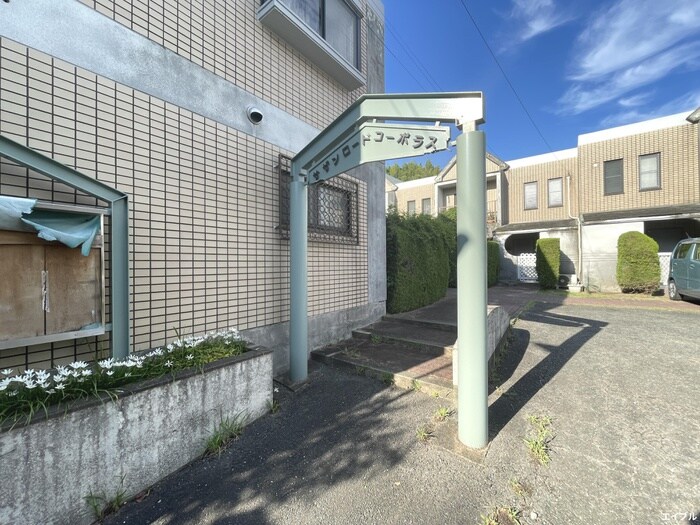 物件外観写真2　(エントランス部分)