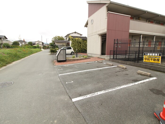 物件外観写真3　(駐車場)