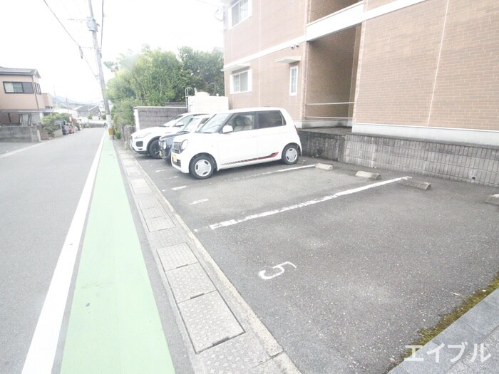 物件外観写真3　(駐車場)