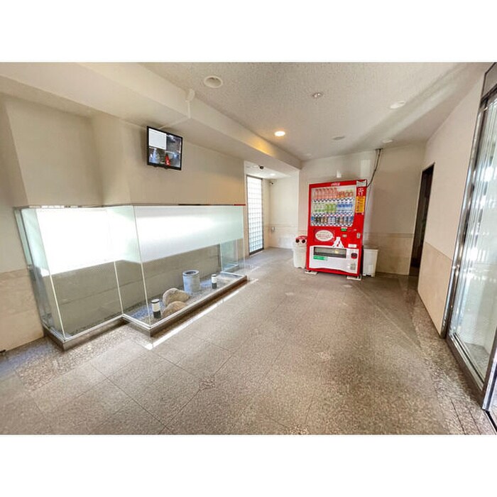 物件外観写真6　(エントランス部分)