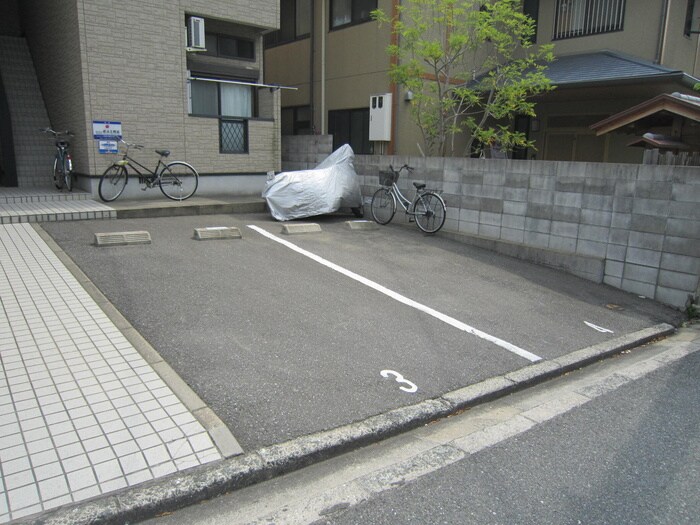 物件外観写真3　(駐車場)