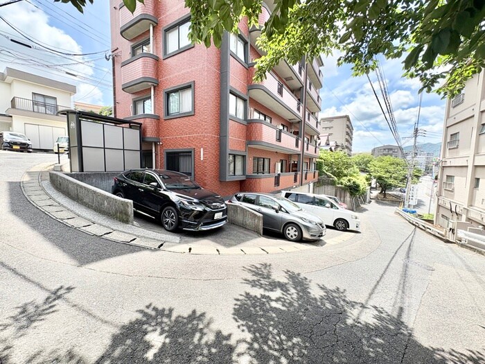 物件外観写真3　(駐車場)