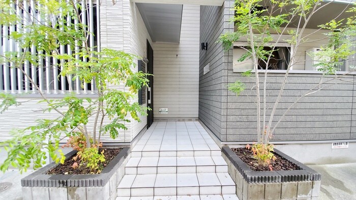 物件外観写真3　(エントランス部分)