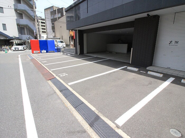 物件外観写真3　(駐車場)