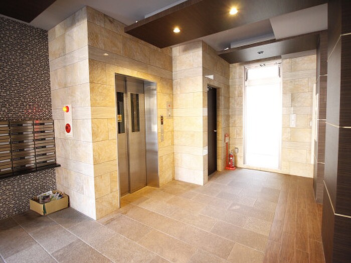 物件外観写真5　(エントランス部分)