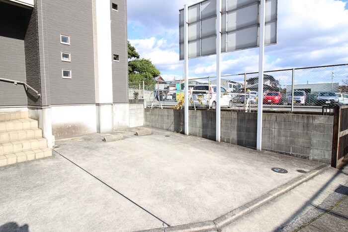 物件外観写真3　(駐車場)