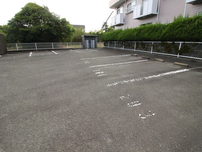 物件外観写真2　(駐車場)