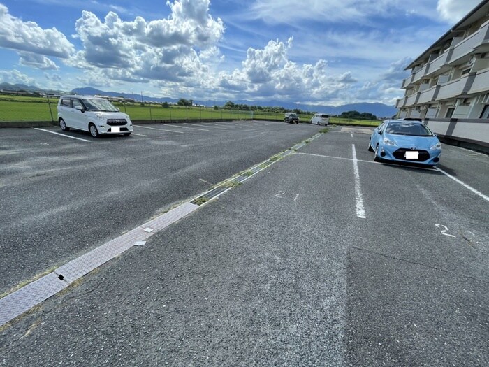 物件外観写真2　(駐車場)