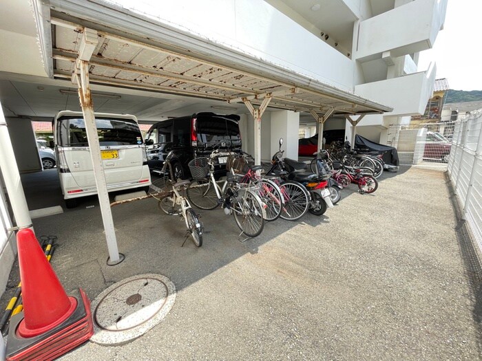 物件外観写真2　(駐輪場)