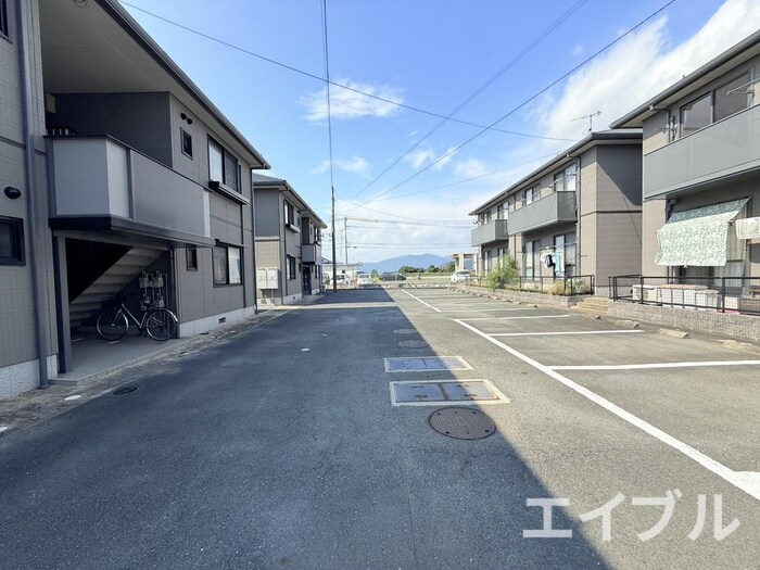 物件外観写真2　(駐車場)