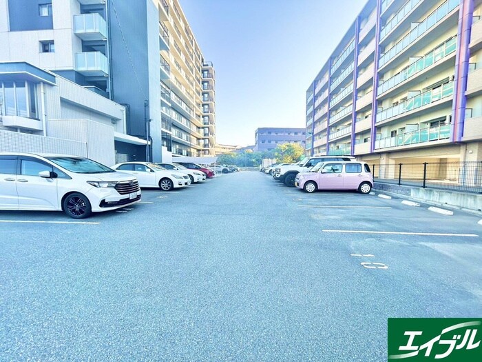 物件外観写真3　(駐車場)