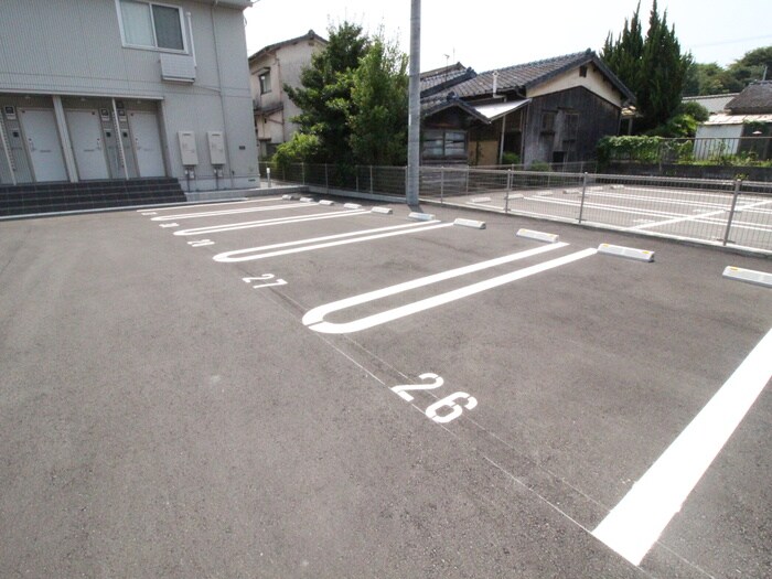 物件外観写真2　(駐車場)