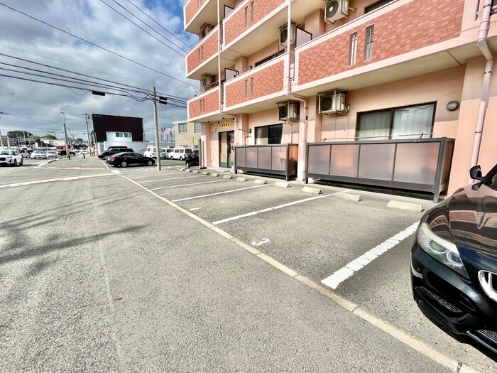 物件外観写真3　(駐車場)