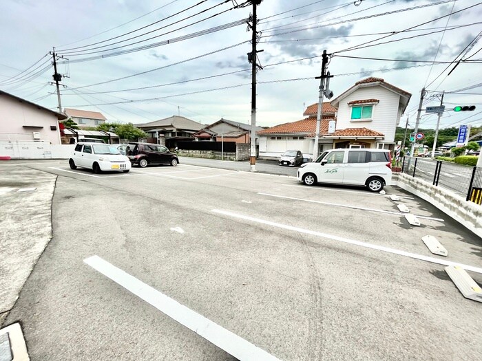 物件外観写真2　(駐車場)