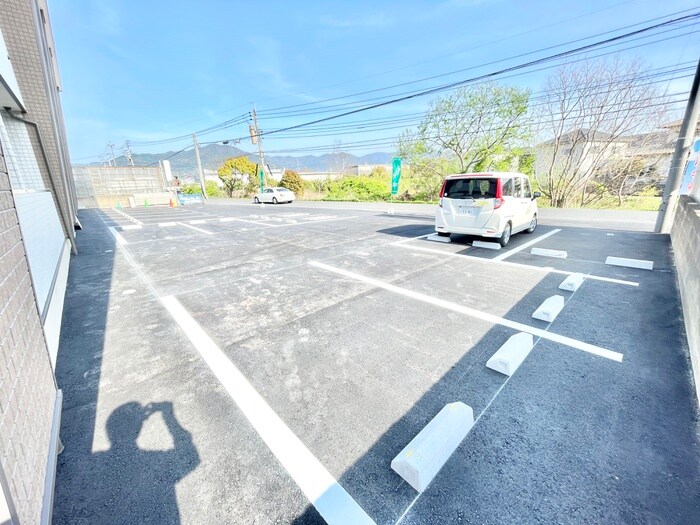 物件外観写真2　(駐車場)