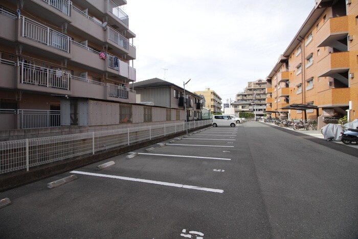 物件外観写真3　(駐車場)