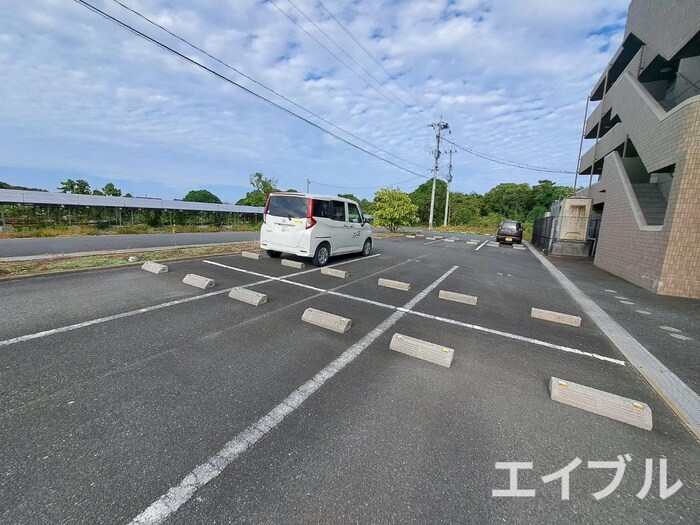 物件外観写真4　(駐車場)
