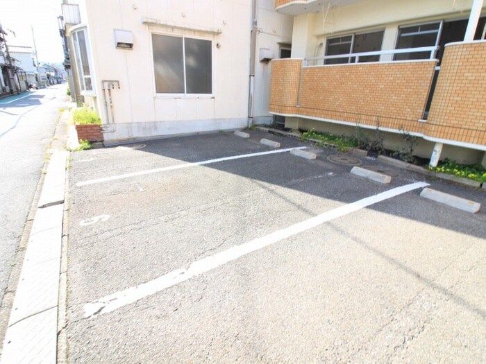 物件外観写真3　(駐車場)