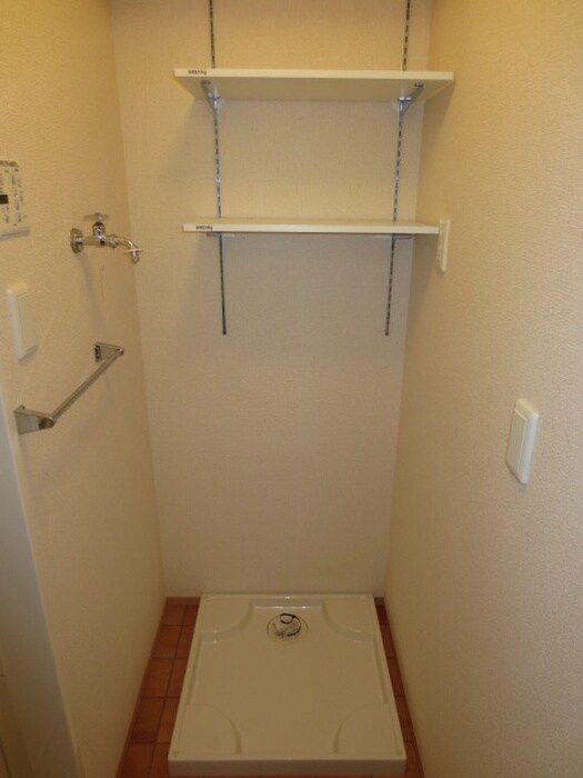 物件内観写真10　(洗濯機置場)