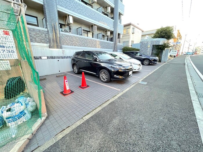 物件外観写真2　(駐車場)