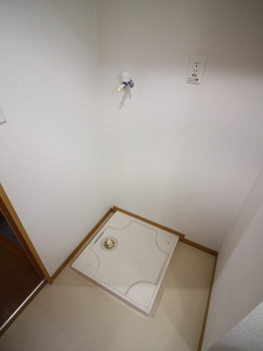 物件内観写真12　(洗濯機置場)