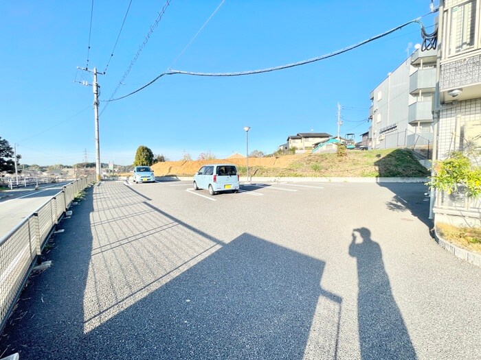 物件外観写真2　(駐車場)